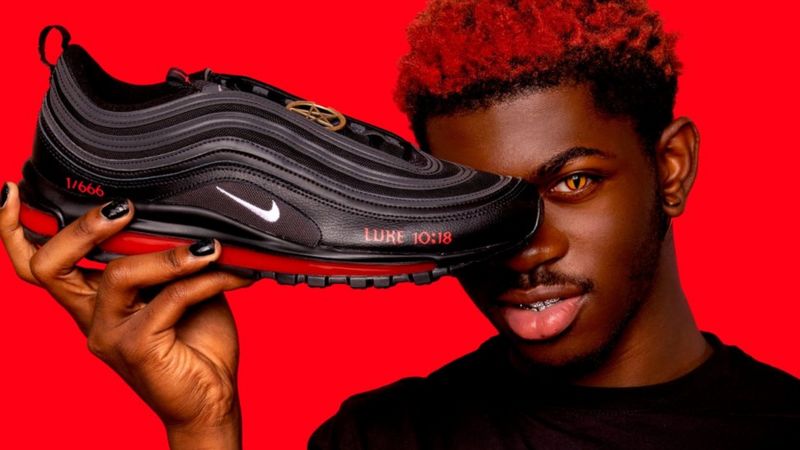 أحذية مصنوعة من دم الإنسان تثير جدلاً واسعا حول العالم و Nike تقاضي الشركة المنتجة "حذاء الشيطان تجاوز سعره ألف دولار وتم بيع كل الكمية بأقل من دقيقة"
