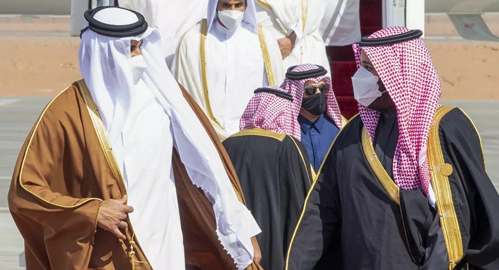 عناق حار بين امير قطر الشيخ تميم وولي عهد السعودية محمد بن سلمان