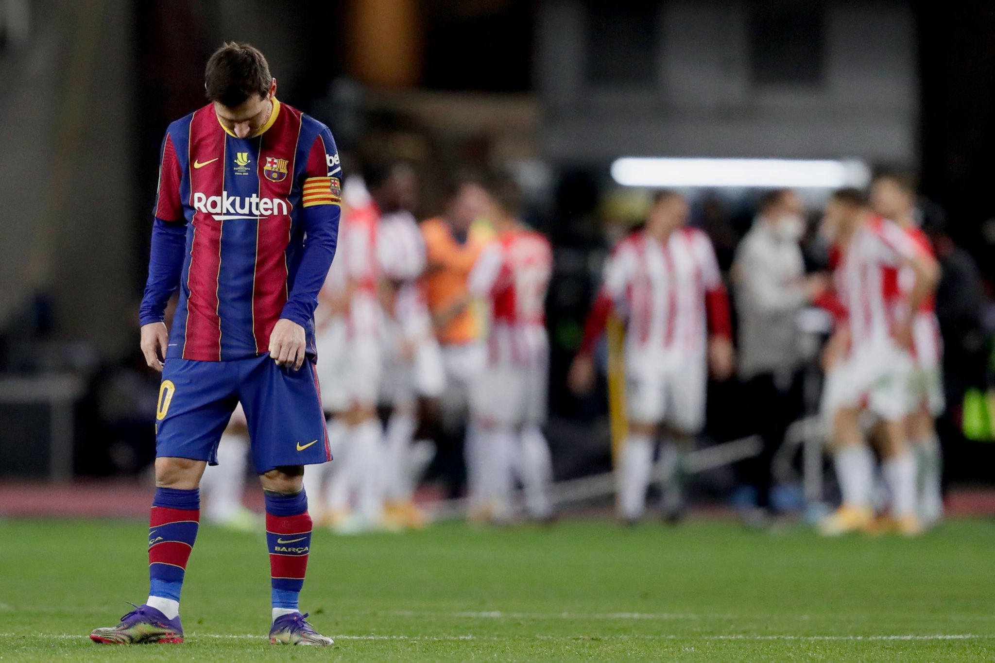 برشلونة الليله انهزم وخسر كاس السوبر الاسباني وتم طرد ميسي،
