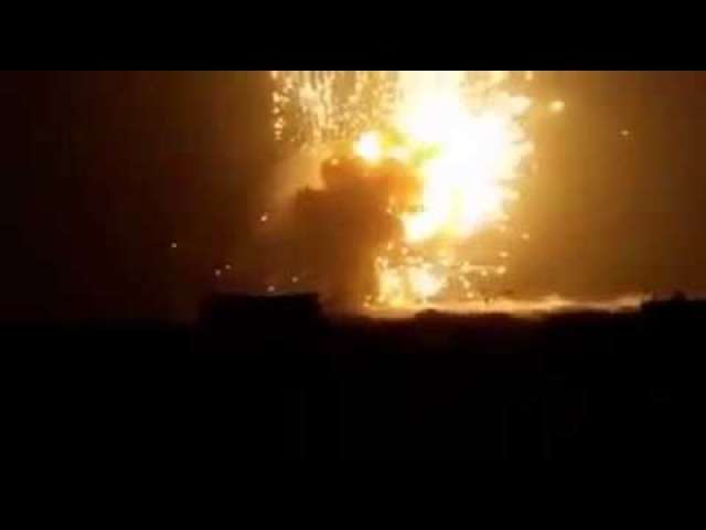 وأضاف الاعلام العسكري: القوات المشتركة في مدينة الحديدة تدك بالسلاح المناسب ثكنات وأوكار للمليشيات الحوثية شرق كيلو 16 تزامنا مع اشتباكات بمختلف الأسلحة.