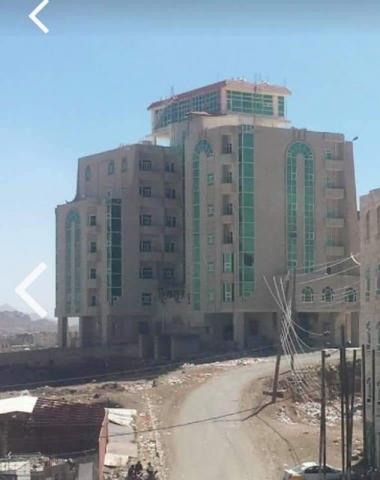 محكمة حوثية تصادر فندق كبير بصنعاء بحجة ملكيته لشقيق صال