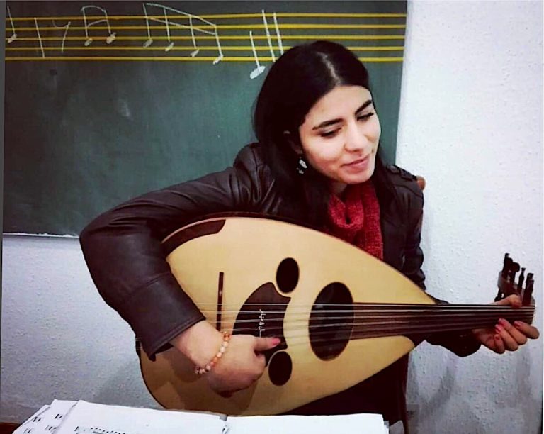 الفنانة التونسية مهر الهمامي المولعة بالتراث اليمني الغنائي