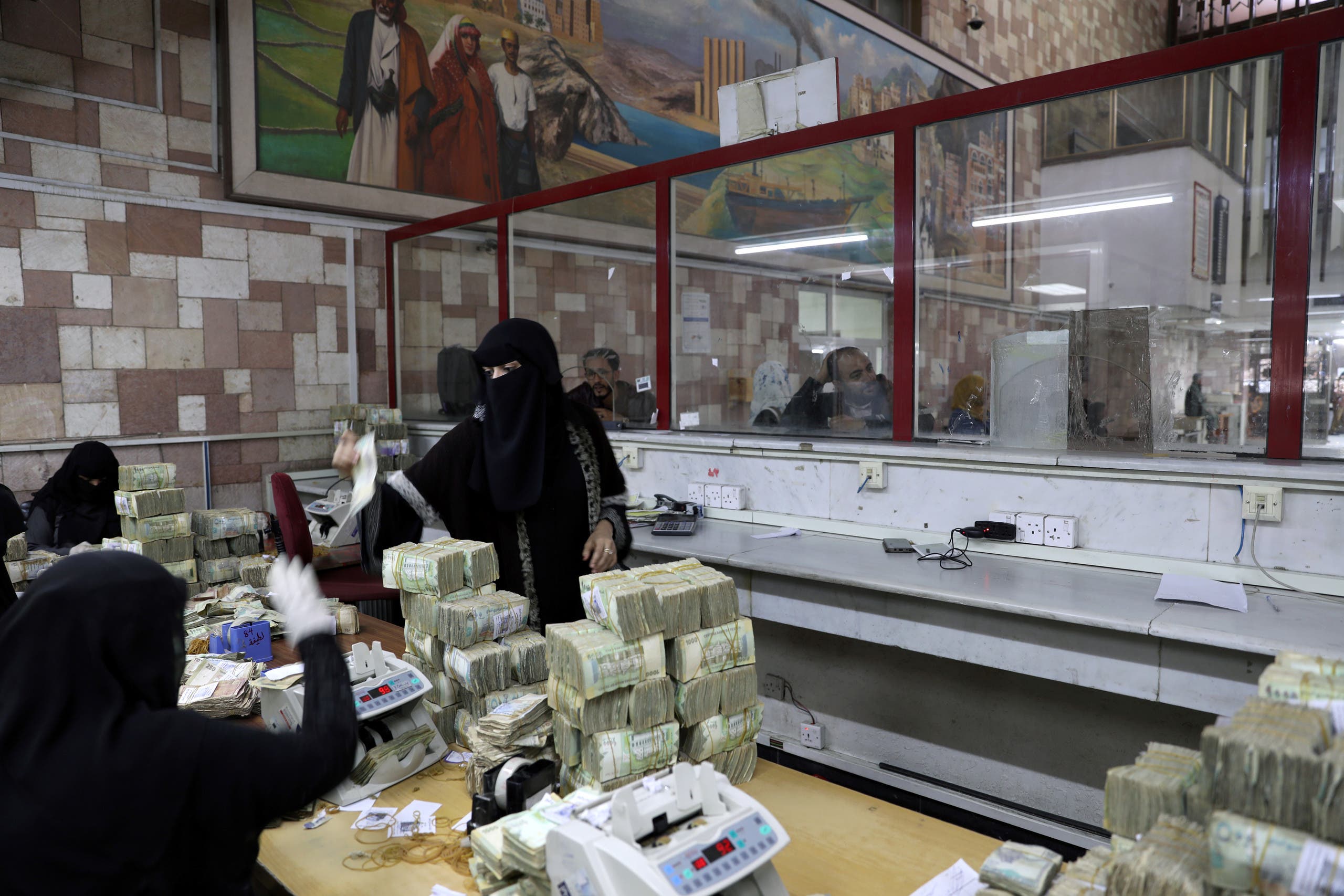 مصدر مصرفي يكشف سبب تدمير الريال اليمني وغسيل الأموال عبر 1108 شركة مستحدثة "تفاصيل"