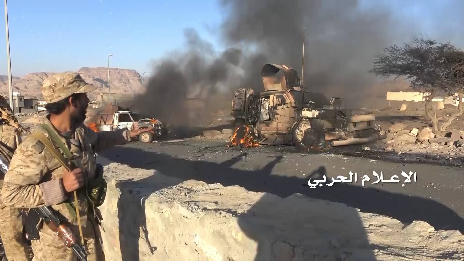 خطير للغاية.. مليشيات الحوثي تسيطر على معسكر استراتيجي بكل مواقعه ومعداته بتواطؤ فاضح من الشرعية البيضاء