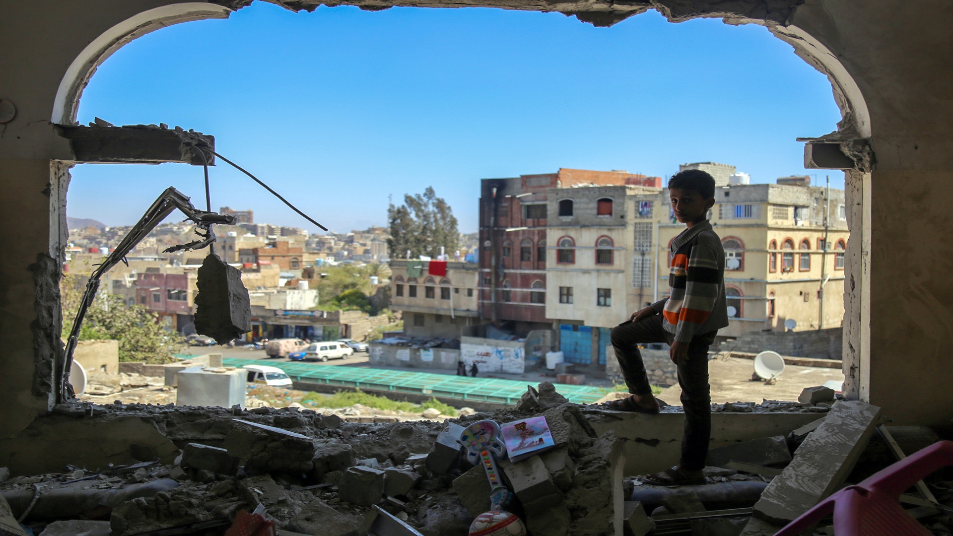 يمنيون يتحدون إرهاب الحوثي ويرفضون النزوح "الحياة على خط النار"