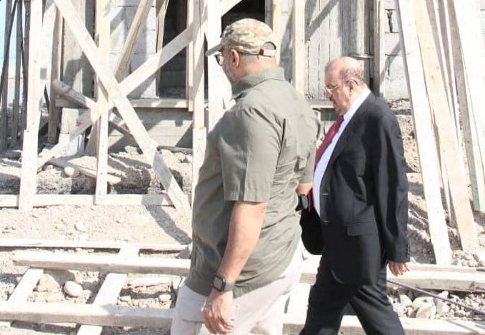 صورة العميد طارق صالح والبركاني يتفقدان سير إنشاء المرحلة الثانية من مشروع مطار المخا