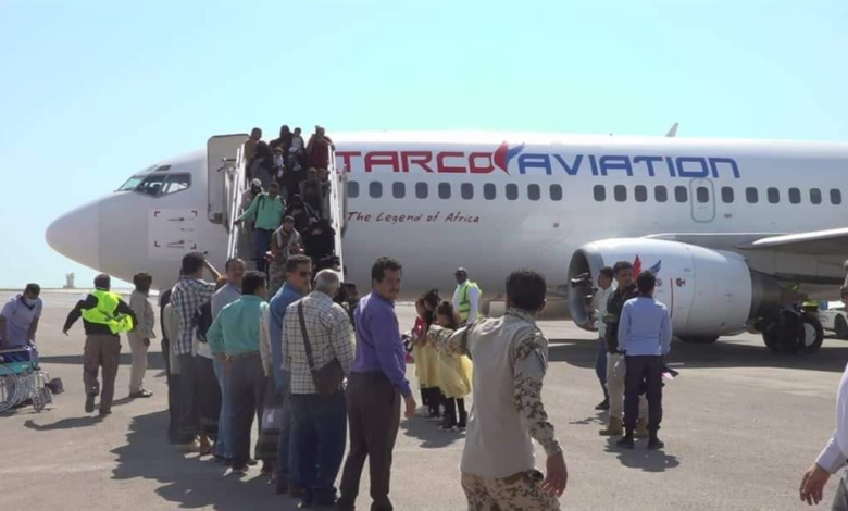 صورة وصول أول طائرة مدنية تحمل ركاب يمنيين إلى مطار المخا