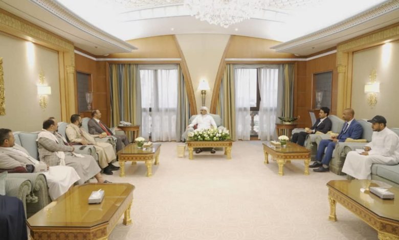 صورة الزُبيدي يستقبل وفدا من مشائخ وأعيان صنعاء