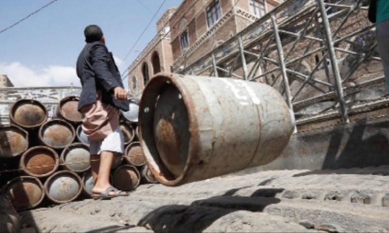 صورة البحث عن أسطوانة الغاز كابوس يؤرق المواطنين في لحج