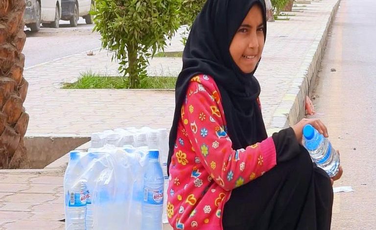 صورة الطفلة اليمنية نورا.. ساقية ماء تخطف الأنظار