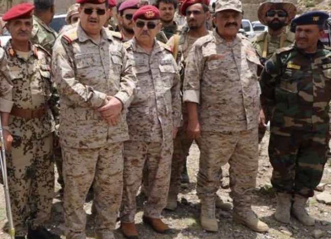 صورة وزير الدفاع يتفقد الجبهات الشرقية بتعز لأول مرة منذ الانقلاب