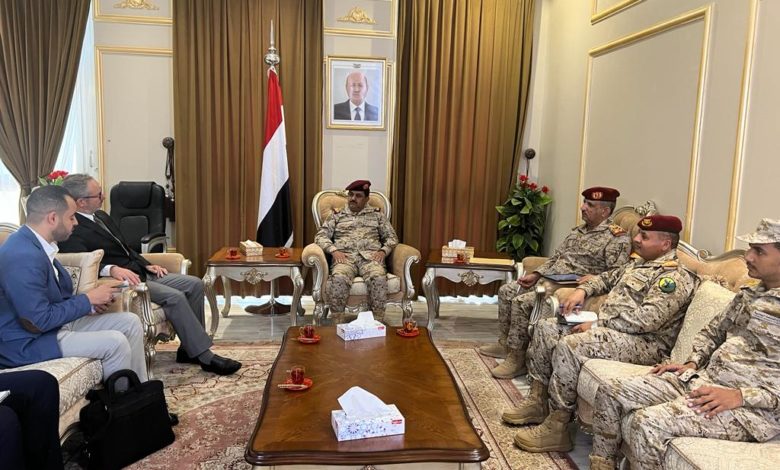 صورة وزير الدفاع يناقش مع سفير الإتحاد الأوربي التخادم بين الحوثيين والقاعدة وداعش