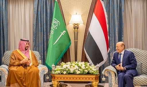 رئيس مجلس القيادة يلتقي الأمير خالد بن سلمان