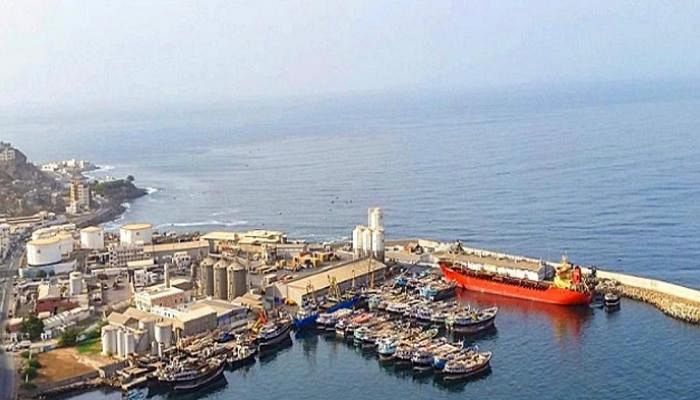 صورة أول تعليق للحكومة على استهداف الحوثيين ميناء الضبة للمرة الثانية