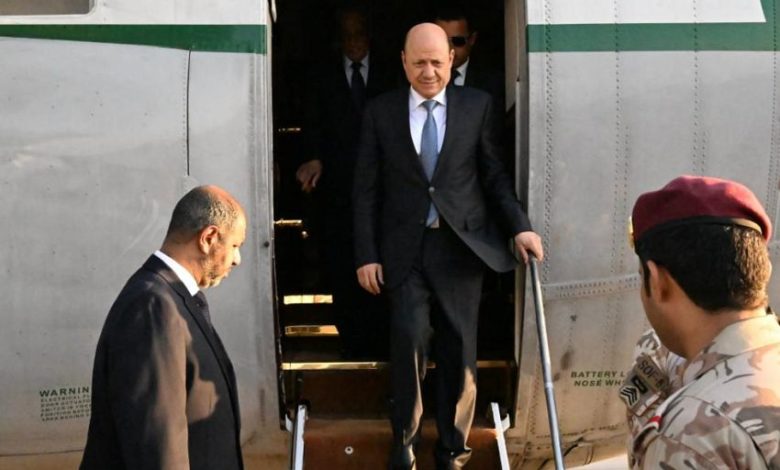 صورة الرئيس العليمي يصل عدن بعد جولة إقليمية