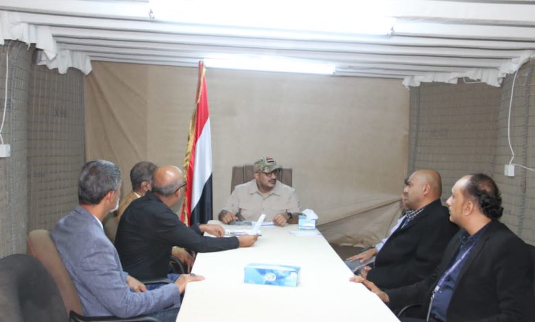 صورة العميد طارق صالح يرأس إجتماعاً لإستكمال ترتيبات إفتتاح مطار المخا الدولي