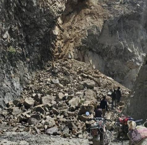 صورة إنهيارات صخرية تقطع الطريق الواصل بين مدينة تعز والحوبان