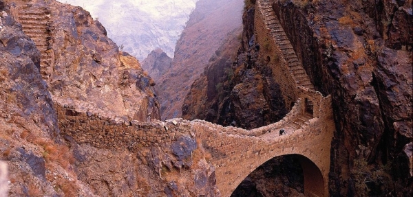 صورة جسر شهارة يربط بين جبلين بني قبل 600 عام