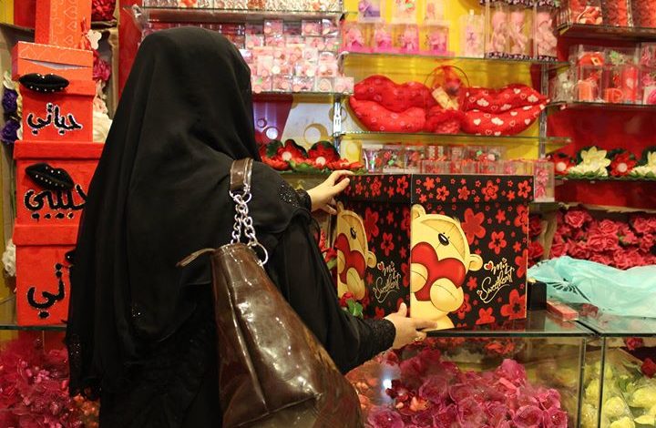 صورة الفلنتاين.. الضيف العابر على استحياء في اليمن “طقوس خجولة بعيد الحب”