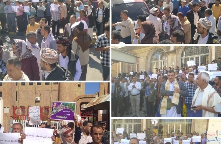 صورة تعز.. محتجون يستنكرون فشل المحافظ ويطالبونه بالاستقالة