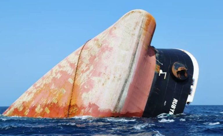 صورة بعد غرق «روبي مار».. كيف اغتال الحوثي البيئة البحرية؟