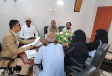 صورة المدير العام لمكتب وزارة الشؤون والعمل بساحل حضرموت يجتمع بأعضاء برنامج المشكلات العمالية