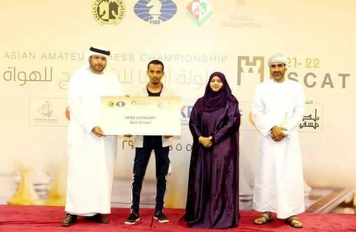 صورة لاعب يمني يحصل على المركز الأول والتصنيف العالمي في بطولة قارة آسيا للشطرنج