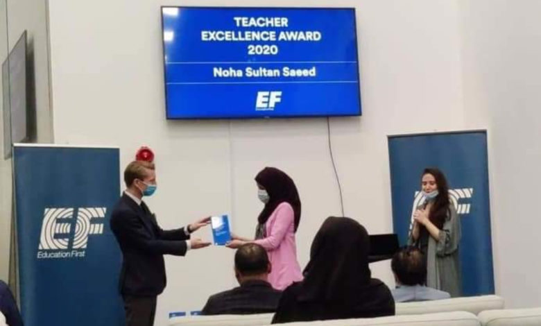 صورة تكريم معلمه يمنيه كافضل مدرسي اللغه الانجليزيه في العالم