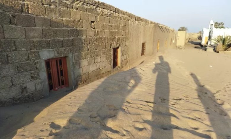 صورة الرمال المتحركة تجبر 10 أسر بالمخا على مغادرة منازلها