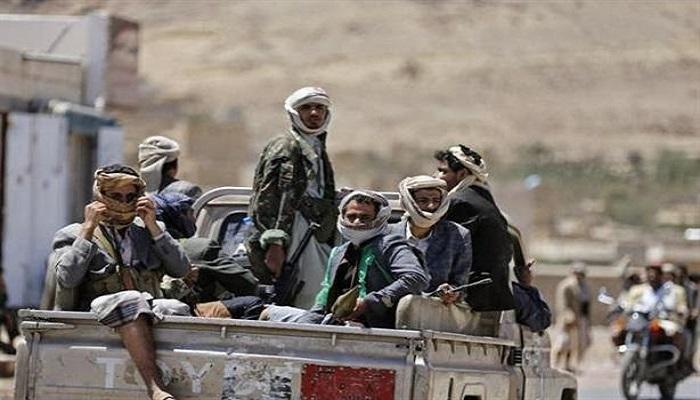 الحوثيون يفرضون بقوة السلاح جبايات على شاحنات البضائع في الجوف