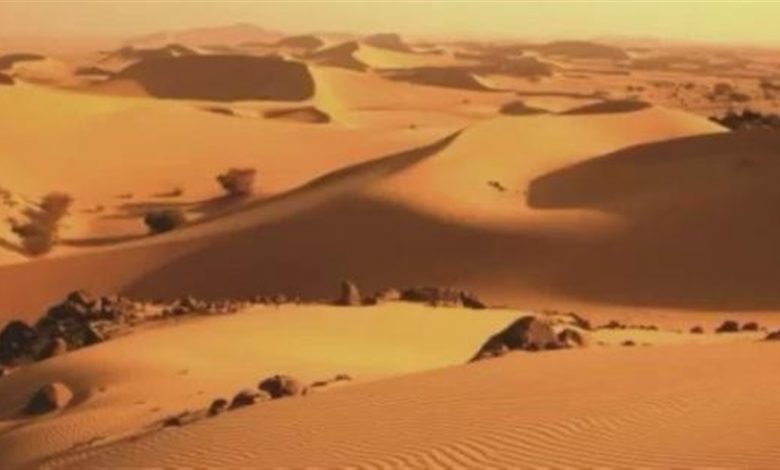 صورة العثور على أسرة بعد يوم من فقدانهم في صحراء الجوف