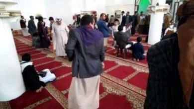 صورة خطيب حوثي يتسبب بخروج جماعي للمصلين من أحد المساجد في إب