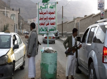 صورة صنعاء على صفيح ساخن ..الحوثيين ينشرون مدرعات عسكرية بشكل كثيف في المدينة ومداخلها ( تفاصيل)