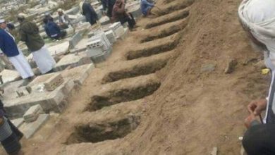 صورة منظمة حقوقية تدين دفن جثامين ضحايا مجزرة رداع قبل القبض على الجناة
