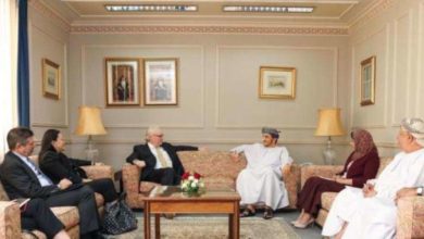صورة ليندركينغ يبحث مع مسؤولين عمانيين جهود الحل السياسي في اليمن