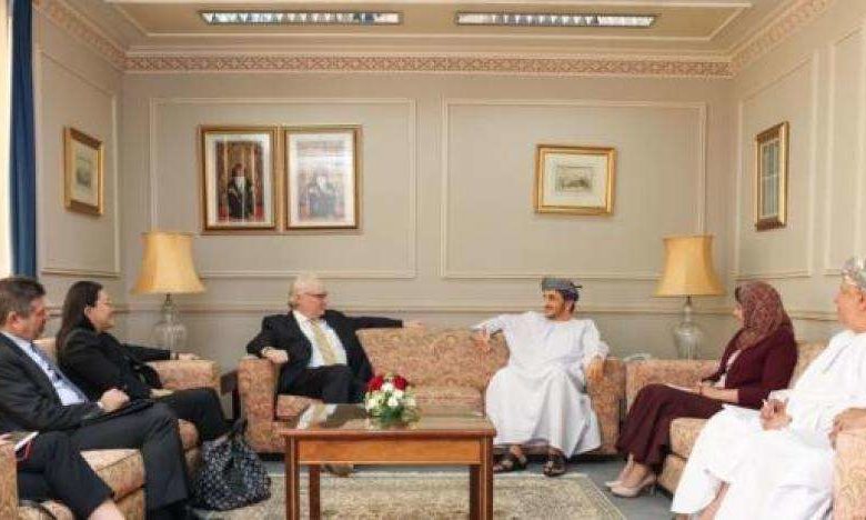 صورة ليندركينغ يبحث مع مسؤولين عمانيين جهود الحل السياسي في اليمن