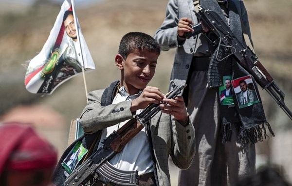 صورة هكذا يختطف الحوثي الأطفال ؟