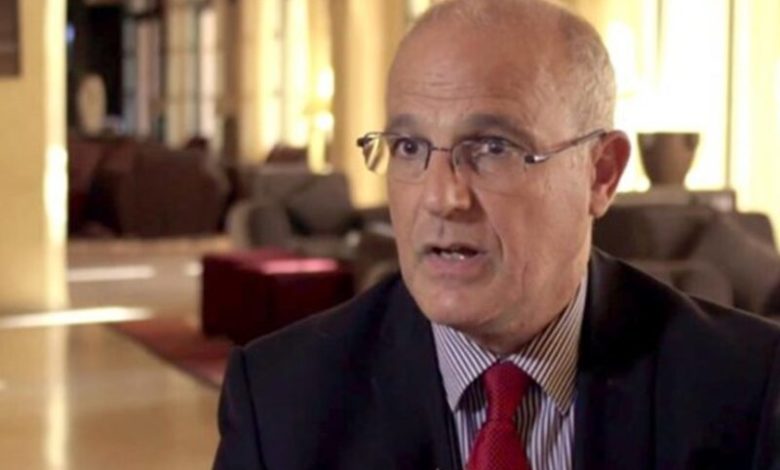 صورة السفير البريطاني: من يعتقد أن الحوثيين سوف يُسَلِّموا أسلحتهم وينسحبوا إلى صعدة فهو واهم ولعمان تأثير كبير عليهم (حوار)