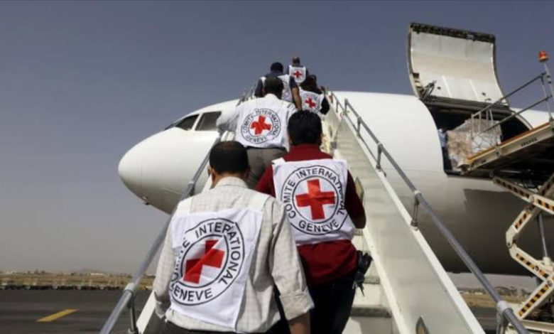 صورة طائرة للصليب الأحمر الدولي تصل عدن لنقل جثمان أحد قتلى تفجيرات المطار