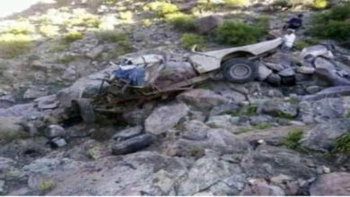 صورة حادث مأساوي يقتل سائق وابنه بعد انحدار سيارة من نقيل مرتفع بمحافظة إب (صورة)