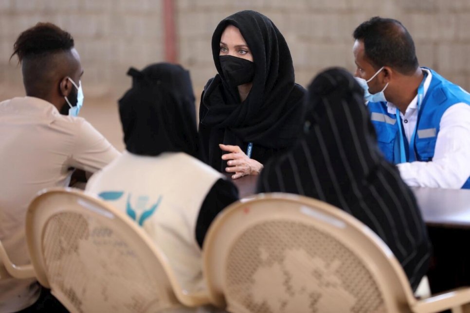 “أنجلينا جولي”: وضع اليمن يفطر القلب والأطفال هناك قد لا يرون المستقبل