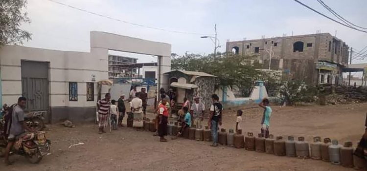 غاضبون يغلقون الطريق إلى المجمع الحكومي في المخا