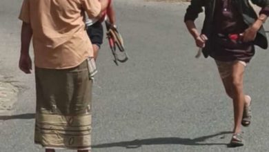 صورة عناصر حوثية تعتدي على مواطن بأعقاب البنادق أمام عائلته