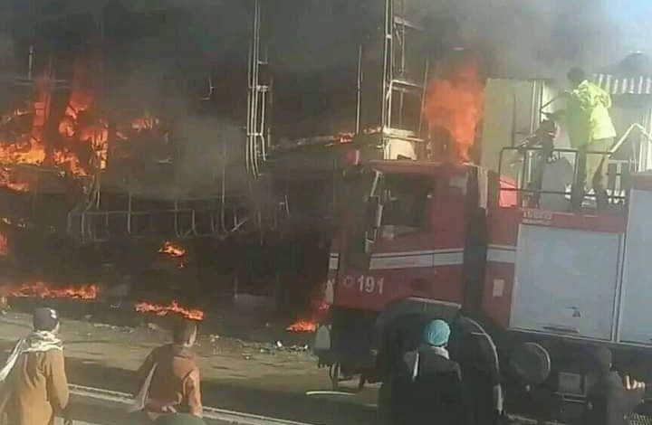 صورة حريق هائل وانفجارات ضخمة وسقوط ضحايا بصنعاء (صورة)