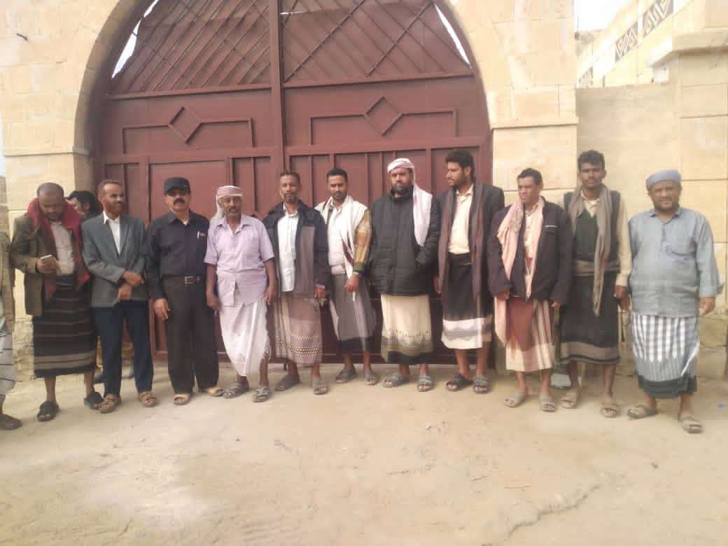 وقفة احتجاجية أمام مدرسة بشبوة تنديدا بالاشتباكات القبلية