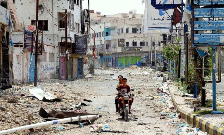 صورة مليشيات الحوثي تفرج عن 40 معتقلا في تعز