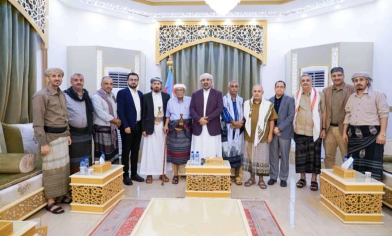 صورة الزبيدي يلتقي وجهاء من محافظة أبين