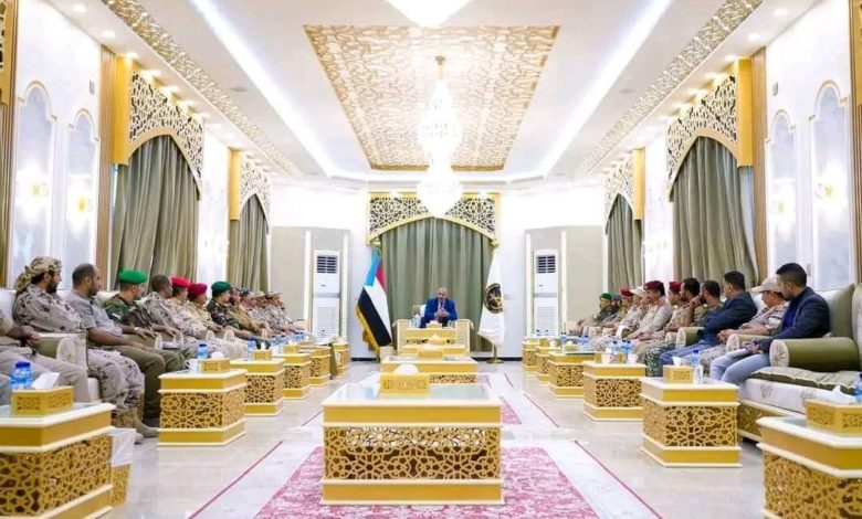 صورة الزُبيدي يترأس اجتماعاً للقادة العسكريين والأمنيين في الضالع ويؤكد على وحدة القيادة والقرار