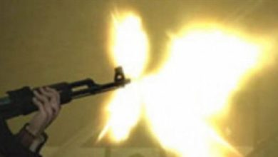 صورة قناص حوثي يستهدف مواطنين في تعز