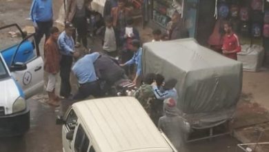 صورة مسلحو الحوثي يعتدون بالضرب المبرح على مواطنين في إب